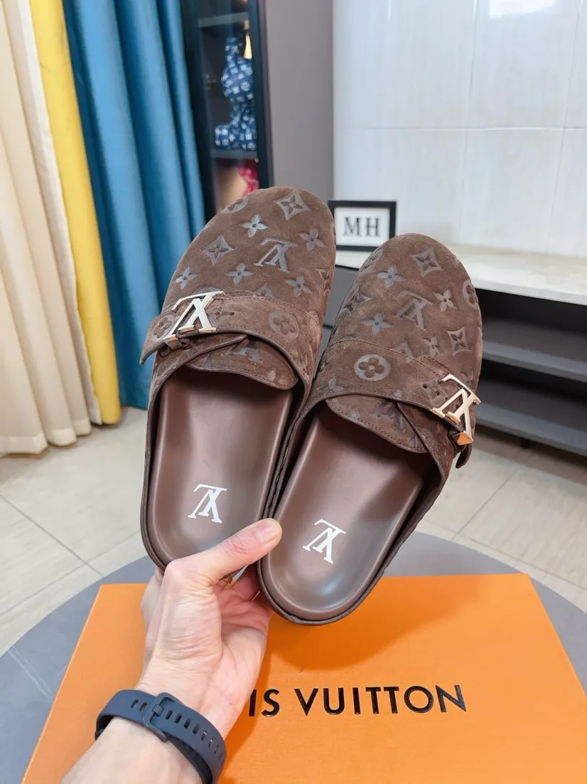 Men's Men's Shoes 💰400🌸🌸🌸🌸LV Easy 2025 new men's casual sandals and slippers, made of suede cow leather, with Monogram pattern to highlight the trendy style. Adjustable straps illuminated with LV letters, while a resilient insole and micro outsole provide lightweight comfort. Made of suede cow leather with embossed Monogram pattern and brand element metal hardware✅Adjustable straps➕Tough insole‼ ️Micro outsole. Comfortable and easy to wear‼ ️ size：38-45